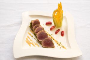 Tonno in crosta di pistacchi con salsa di limone e zenzero